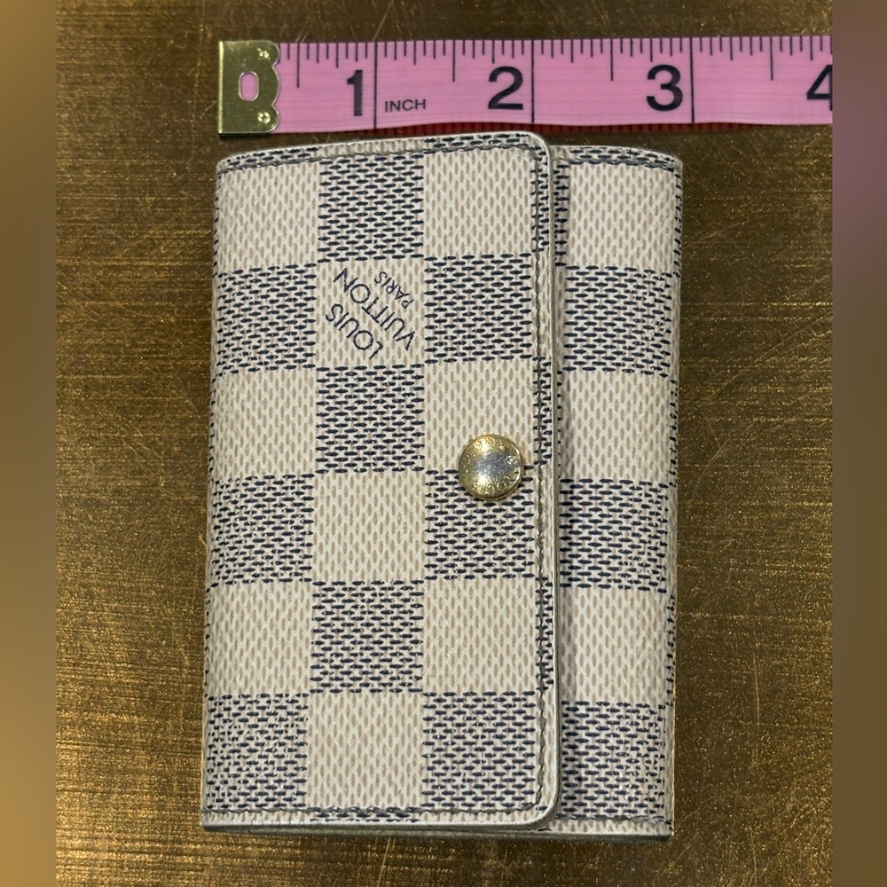 Louis Vuitton Damier Azur canvas 6 Key Holder
CT2106 - Picture 3 of 15
